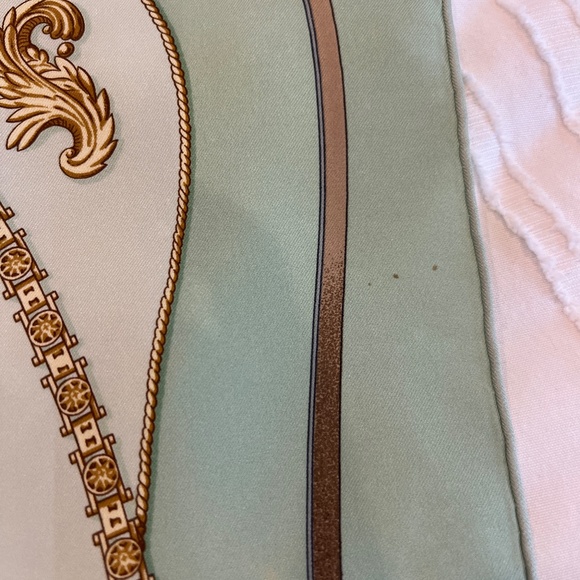 HERMES "ROYAL MEWS" Buckingham Palace SILK SCARF, 90, Pale Green - Picture 7 of 12